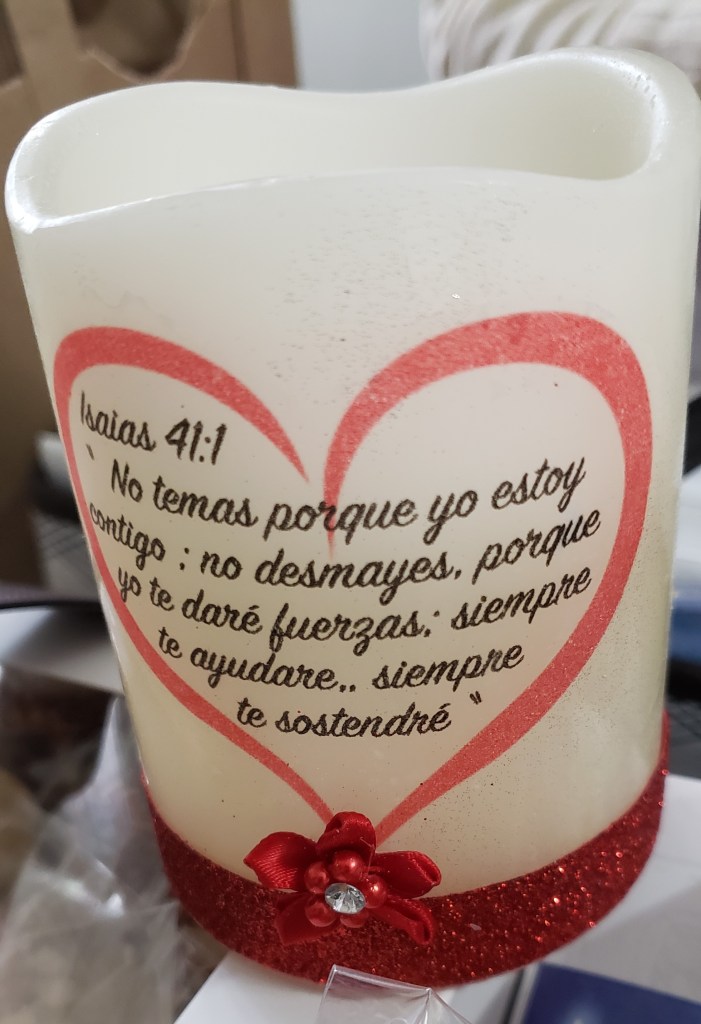 A candle with a prayer in Spanish